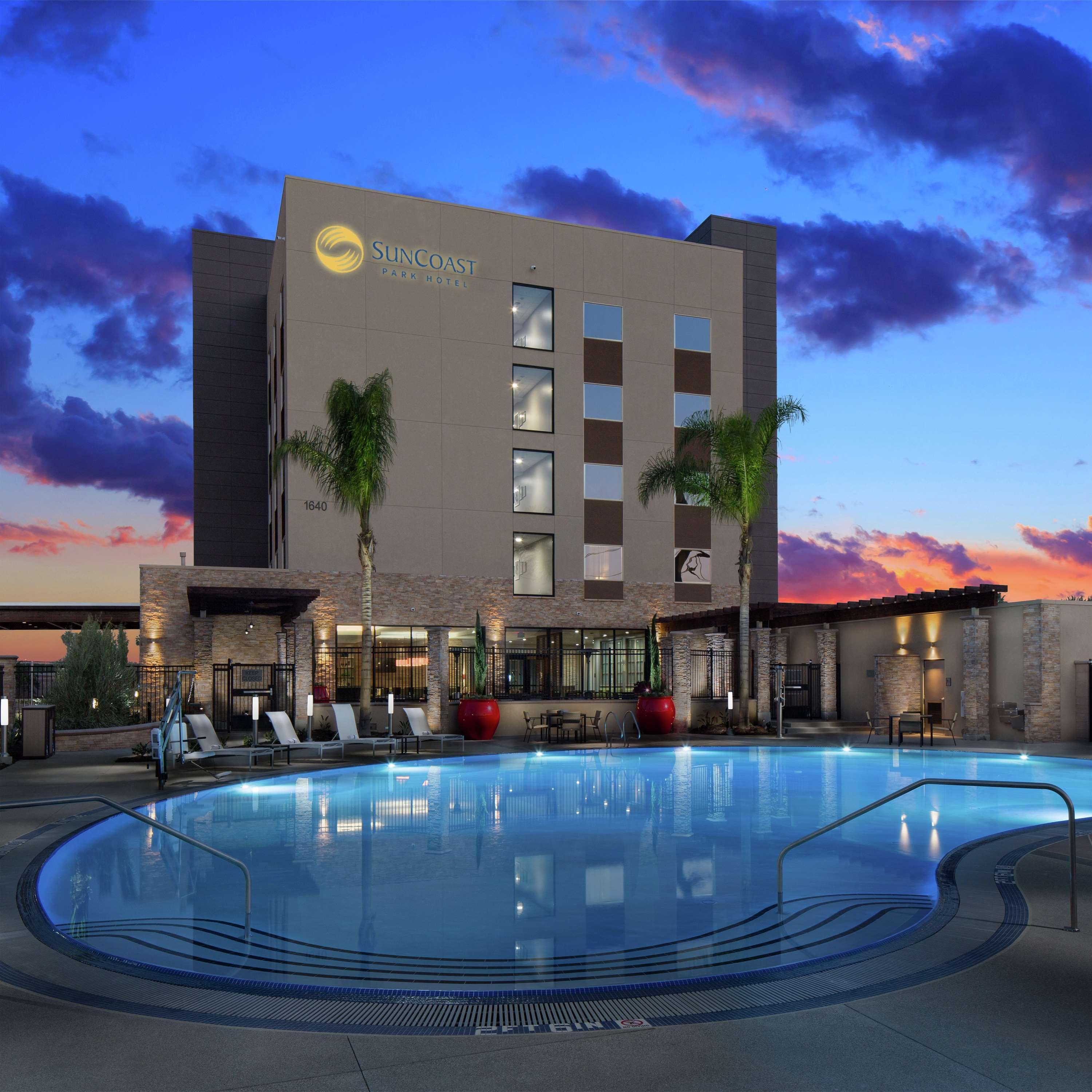 Suncoast Hotel Anaheim, Tapestry Collection By Hilton Екстериор снимка