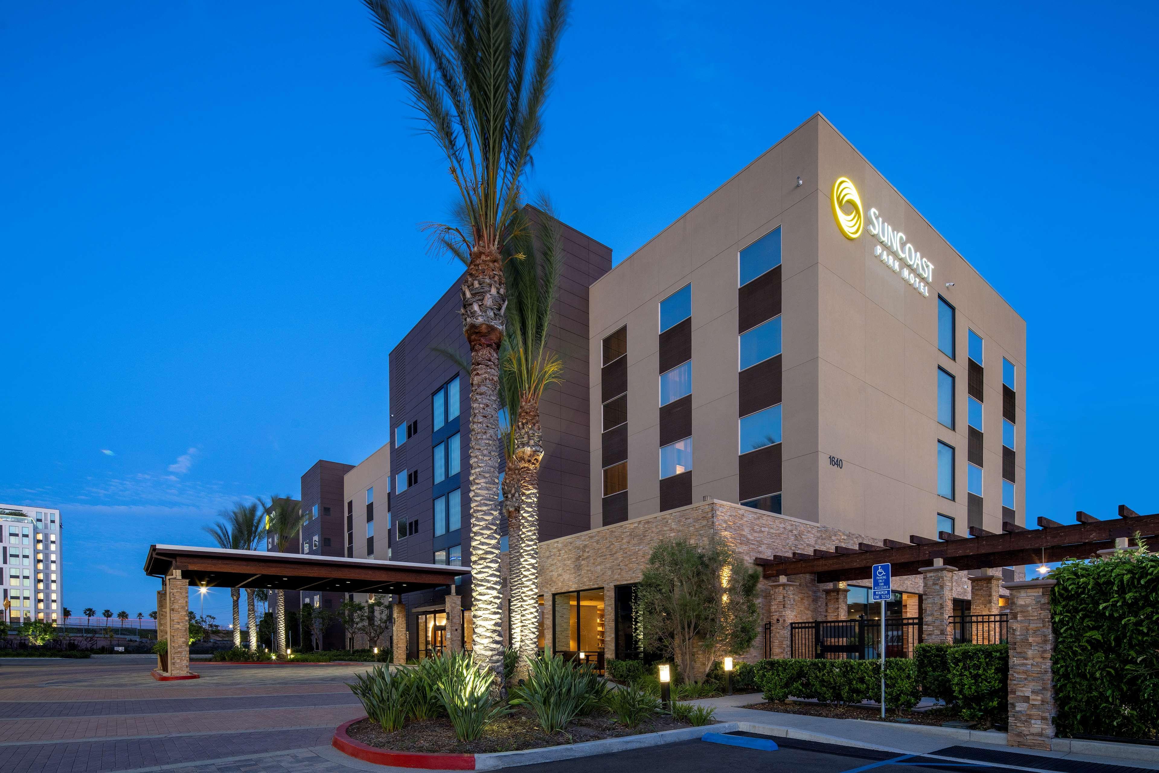 Suncoast Hotel Anaheim, Tapestry Collection By Hilton Екстериор снимка