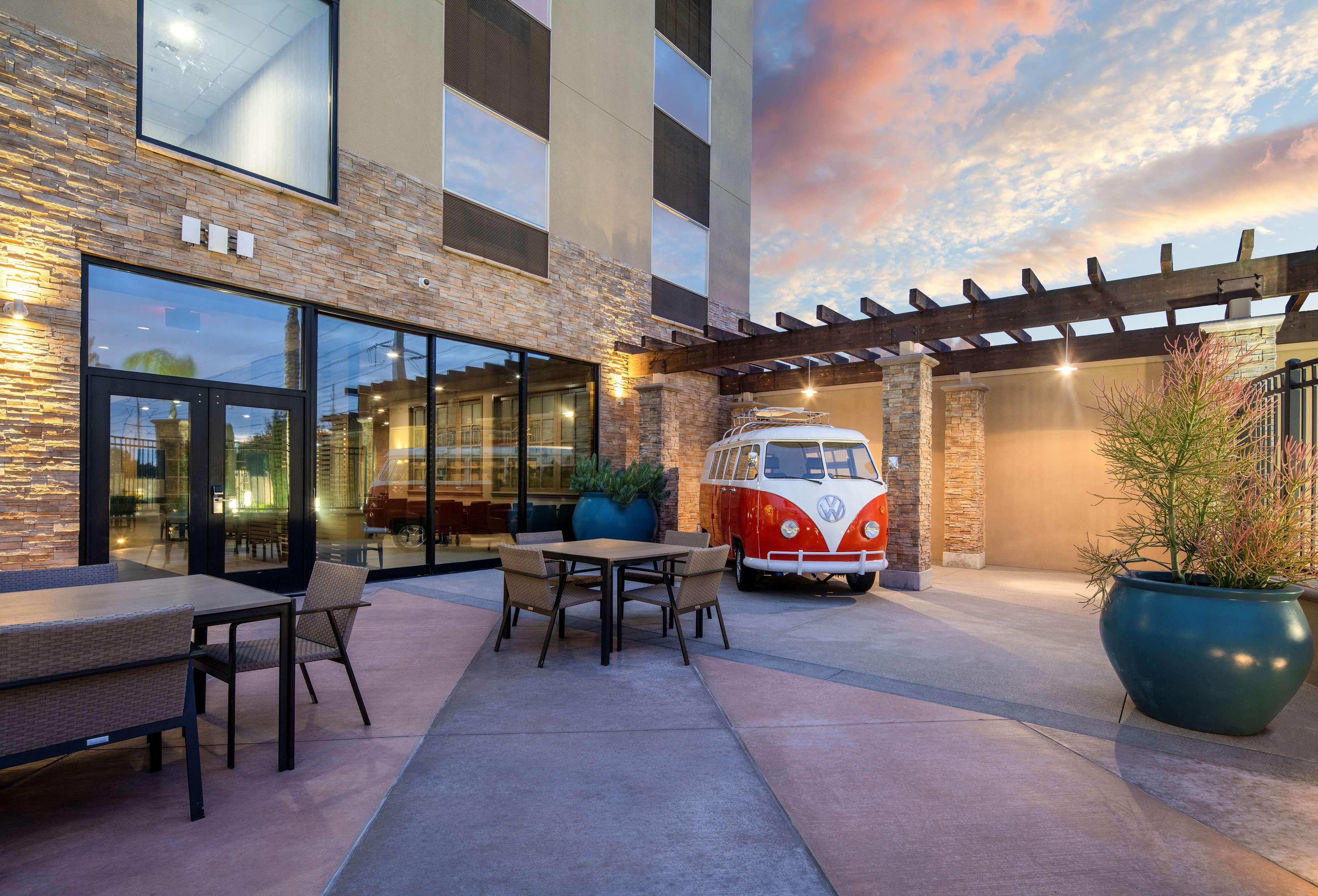 Suncoast Hotel Anaheim, Tapestry Collection By Hilton Екстериор снимка